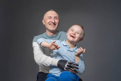 Muškarac sa protetičkom rukom i dječak sa Daunovim sindromom. 

Fotografija besplatna za ilustrovanje medijskih sadržaja o OSI, svako drugo korištenje je zabranjeno. 

Autor: Amel Uzunović