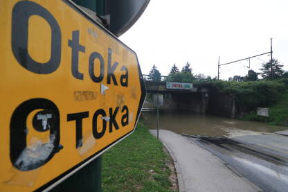 Poplavljen podvožnjak Buća Potok i tabla Otoka Fotografije poplavljenog podvožnjaka/potputnjaka u naselju Buća Potok u Sarajevu. Podvožnjak koji spaja naselje Buća Potok sa Otokom u Sarajevu poplavi kod svake jače kiše.