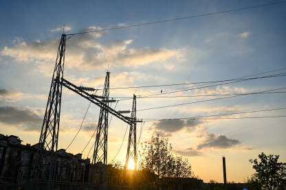Električni dalekovodi i vodovi tokom zalasku sunca. Električni dalekovodi i vodovi tokom zalasku sunca. Prijenos električne energije. Visokonaponski dalekovodi. Električna trafostanica.