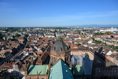 Panoramski pogled na Strasbourg, Francuska. Strasburška katedrala ili Notre-Dame de Strasbourg, remek-djelo gotičke arhitekture. Panoramski pogled na zgrade u centru grada.