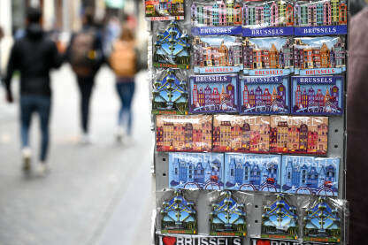 Suveniri iz Brisela, Belgija. Krupni plan magneta sa motivima iz grada Brisela na prodaju na ulici. Brussels, Belgija.