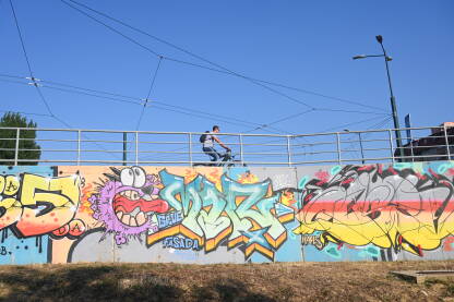 Šareni grafiti na zidu. Šareni grafiti na zidu.