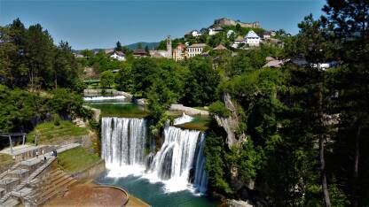 Vodopad u Jajcu.
U pozadini stari grad.