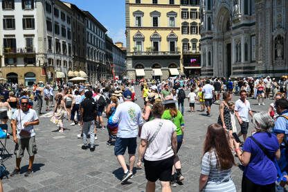Firenca, Italija: Ljudi šetaju na trgu. Firenca, Italija: Ljudi šetaju na trgu ispred katedrale. Zgrade u centru grada. Turisti istražuju grad.