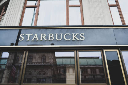 Starbucks, lanac kafića. Starbucks natpis ispred kafića. Logo Starbucksa. Američki lanac kafića.