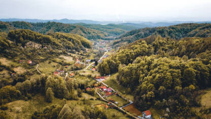 Srednja Lipnica se nalazi 15 kilometara sjeveroistocno od Tuzle, u tom mjestu je i najstarije katoličko svetište Kapela Gospe Lipničke