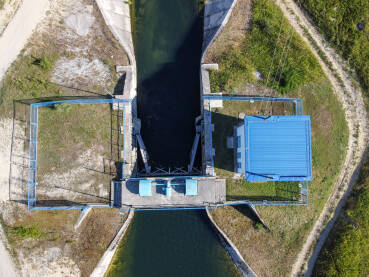 Brana na rijeci u prirodi. Proizvodnja električne energije. Brana na rijeci u prirodi. Betonska i željezna brana na vodi. Proizvodnja električne energije.