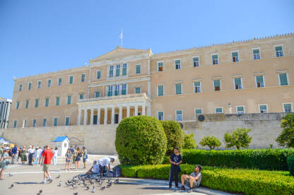 Atina, Grčka: Zgrada parlamenta Grčke. Stara kraljevska palata na trgu Sintagma, trenutno sjedište grčkog parlamenta. Ljudi ispred institucije.