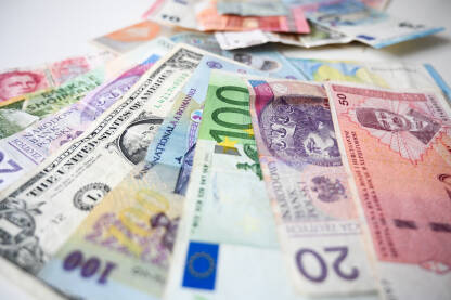 Različite međunarodne valute Različite međunarodne valute. Inozemne novčanice. Međunarodna trgovina i privreda. Zbirka novčanica iz različitih zemalja.