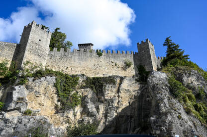 San Marino: Tvrđana Guaita. Utvrđenje smješteno na brdu Titano. Stari zidovi i kule.