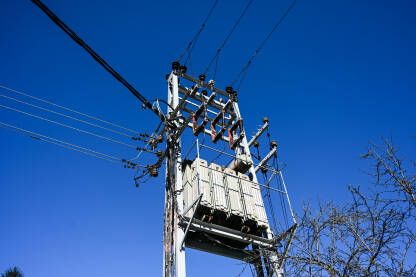 Električni dalekovod. Električni dalekovod. Prijenos električne energije. Transformator na stubu.