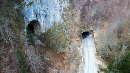 Prirodni tunel na rijeci Bistrici (Samar) i tunel na magistralnom putu Sarajevo - Foča.