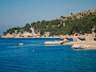 Omiš, Hrvatska Mjesto Omiš u Hrvatskoj. Plaža na moru.