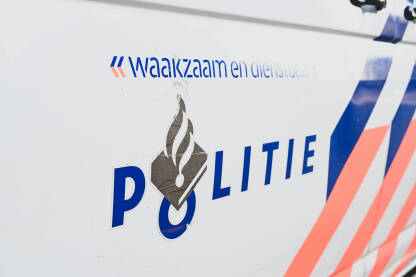 Policija, Holandija Policijski patrolni automobil na ulici u Nizozemskoj. Policijsko vozilo parkirano na ulici u Holandiji.