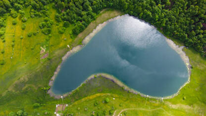 Uloško / Crvanjsko jezero, opština Kalinovik Prekrasno jezero na planini, snimak dronom. Jezero orkuženo šumom. Uloško ili Crvanjsko jezero.