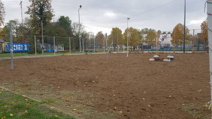 Zapušteni teren za odbojku na pijesku Zapušteni teren za odbojku na pijesku na izletištu Ficibajer na obali Save u Brčkom.