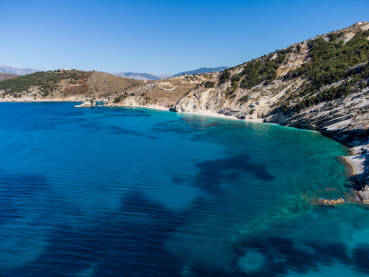 Prirodna stjenovita plaža i more More i stijene na plaži, snimak dronom iz zraka. Prirodna stjenovita plaža i uvala ljeti. Obala.