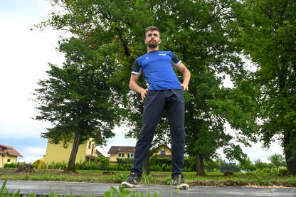 Atletičar Stefan Stanković iz Laktaša Stefan Stanković iz Velikog Blaškog kod Laktaša trenira u svom dvorištu. Stefan je dobitnik brojnih medalja i drži nekoliko rekorda u skoku u dalj.