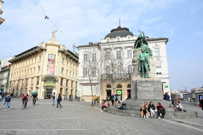 Ljubljana, Slovenija. Zgrade i ljudi na trgu. Ljubljana, Slovenija. Zgrade u centru grada. Ljudi na trgu.