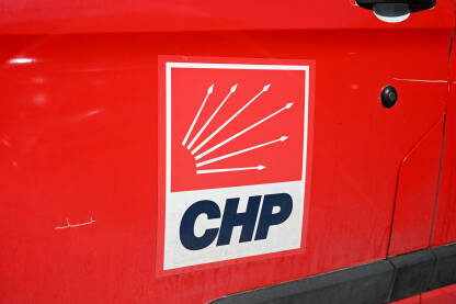 Republikanska narodna stranka, glavna opoziciona stranka u Turskoj. Republikanska narodna stranka je glavna opoziciona stranka u Turskoj. Simbol Republikanske narodne partije. Šest strelica na logotipu CHP.