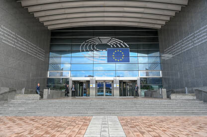 Brisel, Belgija: Zgrada Evropskog parlamenta. Brisel, Belgija: Zgrada Evropskog parlamenta. Ljudi ispred institucija EU u Briselu.