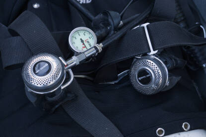 Regulator za disanje pod vodom. Regulator pružaja roniocu prilagodljive kontrole za vrhunske performanse disanja.