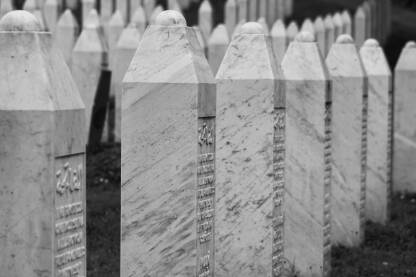 Bijeli nišani u Memorijalnom centru Potočari, Srebrenica, Bosna i Hercegovina