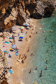 Plaža Pasjača, Dubrovnik, HR Pasjača je jedna od najpopularnijih plaža u Hrvatskoj. Nalazi se u blizini Duborvnika. Sama plaža je jako skrivena, do nje vodi jako strm put koji je usječen u stijenu.