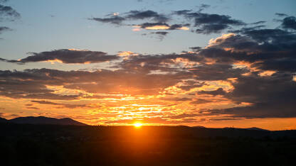 Narandžasto nebo i oblaci tokom zalaska sunca ljeti. Zalazak sunca.