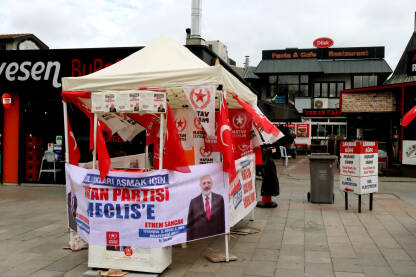 Izbori u Turskoj Predizborna kampanja, štand, zastave i plakati