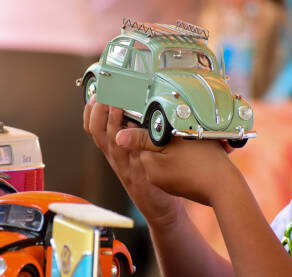 Minijature starih automobila Dječak drži retro automobil igračku. Minijatura starog automobila. Vrata na autu su otvorena.