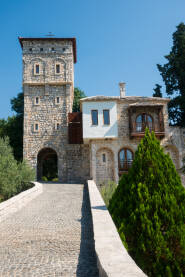 Manastir Tvrdoš, Trebinje Kapija i ulaz u manastirski konak Tvrdoš. Hram je podignut u 13. vijeku na temeljima crkve iz 4. vijeka.