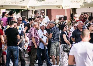 Protesti građana protiv vlasti u BiH se okupili i u Tuzli.