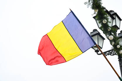 Rumunjska zastava na jarbolu Rumunjska zastava na jarbolu. Plava, žuta i crvena boja rumunjske zastave.