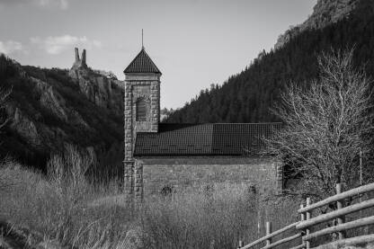 Hram Silaska Duha svetoga na apostole u Preodcu, u pozadini Momcilova kula