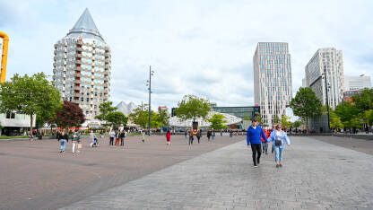 Rotterdam, Nizozemska: Ljudi šetaju u centru grada. Rotterdam, Nizozemska: Ljudi šetaju u centru grada.