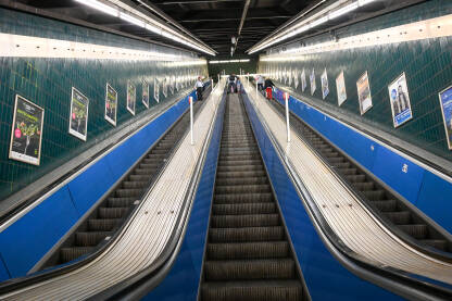 Pokretne stepenice Pokretne stepenice u podzemnoj željezničkoj stanici. Metro.