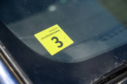 Ekološka kategorija Naljepnica emisija štetnih plinova na vjetrobranskom staklu na automobilu. Ekološka kategorija Euro 3.
