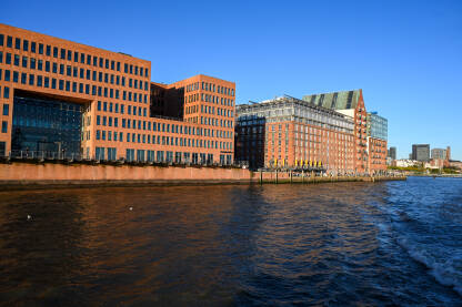 Hamburg, Njemačka: Panoramski pogled na grad. Hamburg, Njemačka: Panoramski pogled na grad pri zalasku sunca. Zgrade u centru grada, pogled sa broda. Elbe river.