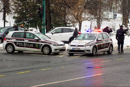 Policijski automobili Policijski automobili na raskrsnici