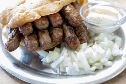 Deset ćevapa sa lukom i kajmakom Ćevapi u restoranu