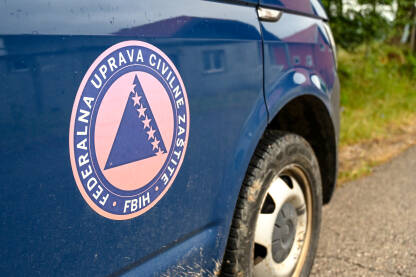 Civilna zaštita Civilna zaštita FBiH. Simbol Civilne zaštite na automobilu.