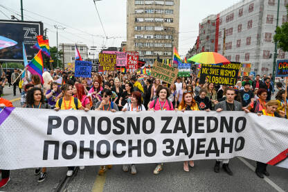 Ljudi nose zastave i transparente na Bh. povorci ponosa Sarajevo, Bosna i Hercegovina, 24. juna 2023.: Povorka ponosa na ulicama glavnog grada BiH. Protestna šetnja. LGBTIQ Pride.