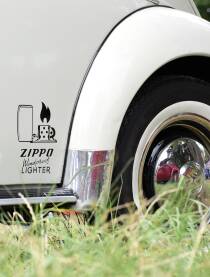 Bijeljinska bubijada, buba volkswagen Izložba starih automobila na bijeljinskoj bubijadi. Stari automobil buba bijele boje. Reklama za zippo upaljač na vratima.
