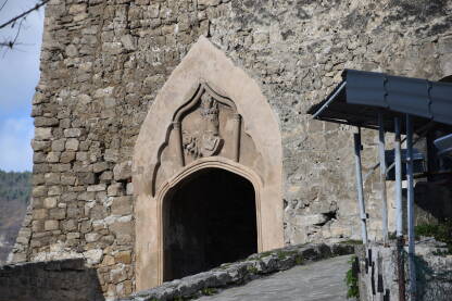Tvrđava u Jajcu Tvrđava u Jajcu je centralna građevina grada koja ima veliki historijski značaj. Sagrađena je u srednjem vijeku i iz nje je stolovao bosanski kralj.