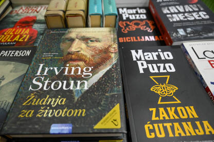 Sajam knjiga. Knjige autora: Irvin Stoun, Mario Puzo. Sajam knjiga, Sarajevo 2023. Izložba knjiga. Izbor knjiga izloženih u prodavnici. Kolekcija knjiga na policama u radnji. Knjige autora: Irvin Stoun, Mario Puzo.