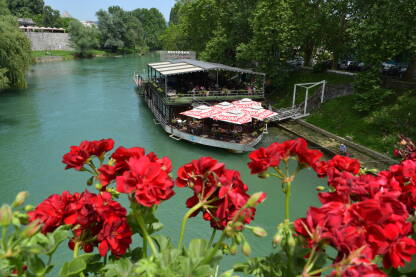 Banjalučki splav Pogled na rijeku Vrbas i Banjalučki splav