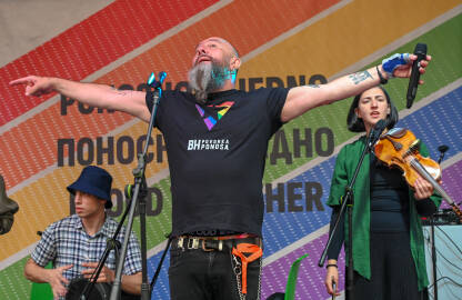 Srđan Jevđević na Bh. povorci ponosa 2023 Pjevač grupe Kultur Shock, Srđan Gino Jevđević, pjeva na bini tokom Bh. povorke ponosa. Sarajevo, 24. jun 2023