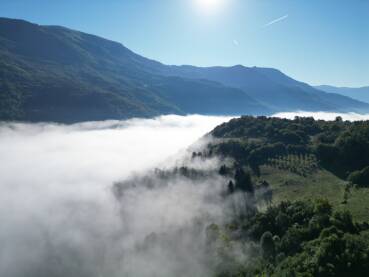 Dolina rijeke Drine u magli. Rijeka Drina u blizini Foče, prekrivena maglom.