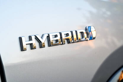 Znak hibridnog automobila. Znak hibridnog automobila. Krupni plan simbola hibridnog vozila.